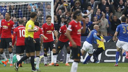 Cambiasso et Leicester exultent, Manchester United baisse la tête (IAN KINGTON / AFP)