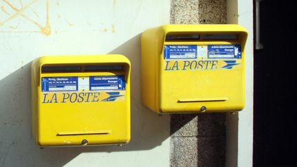 Des bo&icirc;tes aux lettres &agrave; Paris, le 17 avril 2009. Elles sont de plus en plus d&eacute;laiss&eacute;es par les Fran&ccedil;ais. (JACQUES DEMARTHON / AFP)