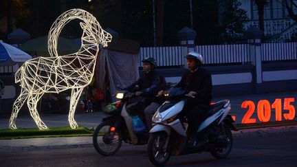 à Hanoï, même le Têt Nguyên Dán, le Nouvel An vietnamien, ne peut arrêter les deux roues.
 
 
 (AFP PHOTO / HOANG DINH Nam)