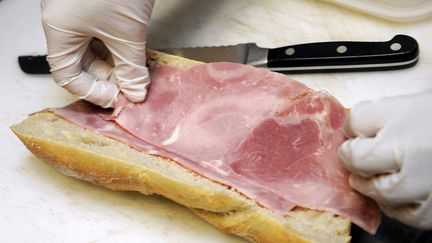 Préparation d'un sandwich jambon-beurre (photo d'illustration) (MAXPPP)