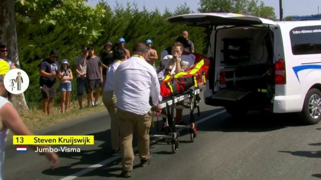 Yellow jersey teammate Jonas Vingegaard was forced to retire following a fall in the peloton.  Groggy, he is hit in the collarbone and concludes his Tour de France in the ambulance.