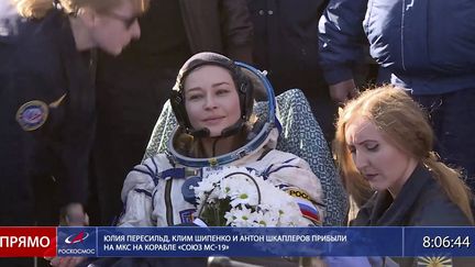 L'actrice russe&nbsp;Ioulia Peressild de retour sur Terre, le 17 octobre 2021, après avoir séjourné&nbsp;12 jours à bord de la&nbsp;&nbsp;Station spatiale internationale pour le tournage d'un film. (ROSCOSMOS / AP / SIPA)