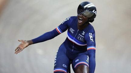 La Française Marie-Divine Kouamé après sa victoire sur le 500 m des Mondiaux de cyclisme sur piste, à Saint-Quentin-en-Yvelines, le 15 octobre 2022. (THOMAS SAMSON / AFP)