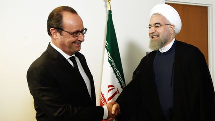 Le président français François Hollande rencontre avec son&nbsp;homologue iranien Hassan Rohani à l'Onu, le 27 septembre 2015 à New York. (ALAIN JOCARD / AFP)