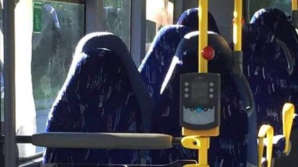 La photo des sièges de bus postée fin juillet sur la page du&nbsp;groupe Facebook&nbsp;Fedrelandet viktigst, avec cette simple question : "Qu'en pensez-vous ?" (CAPTURE D'ÉCRAN / SINDRE BEYER / FACEBOOK)