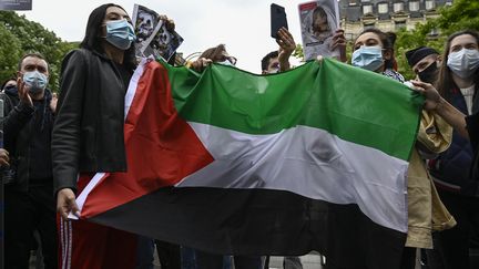 Des personnes manifestent contre les attaques des forces israéliennes contre les Palestiniens à Jérusalem et dans la bande de Gaza, à Paris le 12 mai 2021. (JULIEN MATTIA / ANADOLU AGENCY)