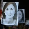 Des manifestants portent une photo de&nbsp;Daphne Caruana Galizia à La Valette, à Malte, le 20 novembre 2019. (MATTHEW MIRABELLI / AFP)