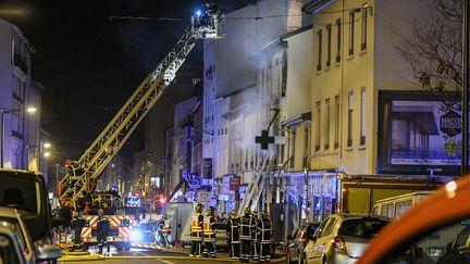 Les pompiers interviennent&nbsp;après une explosion dans une boulangerie du 8e arrondissement de Lyon (Rhône),&nbsp;dans la nuit du samedi 9 au dimanche&nbsp;10&nbsp;février 2019. (MAXPPP)