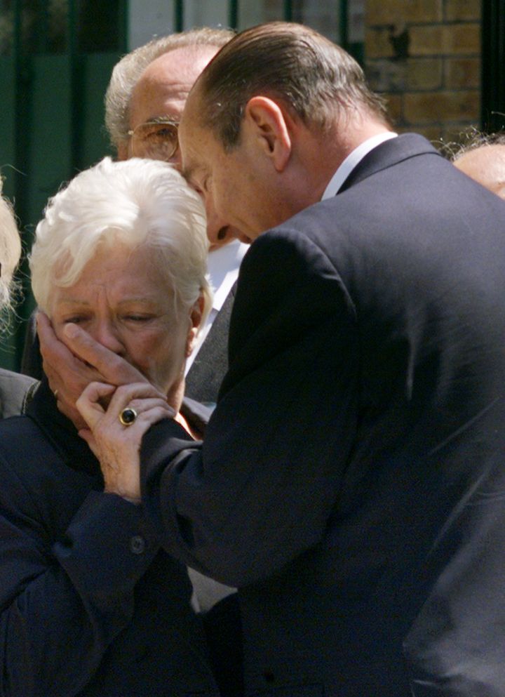 Jacques Chirac console Line Renaud, lors des obsèques de la mère de la chanteuse, le 24 juin 1999. (GEORGES GOBET / AFP)