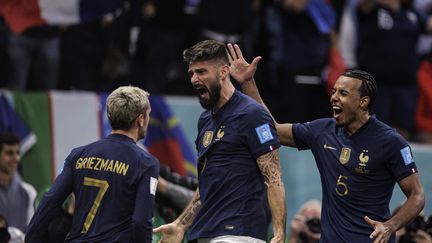 Antoine Griezmann, Olivier Giroud et Jules Koundé durant le quart de finale de Coupe du monde entre la France et l'Angleterre, le 10 décembre 2022 à Al-Khor. (PEDRO MARTINS / AFP)