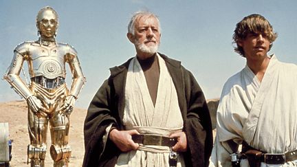 De gauche à droite, les personnsages de la saga "Star Wars" C3PO, Obi-Wan Kenobi et Luke Skywalker dans l'épisode IV, "Un nouvel espoir" sorti le 19 octobre 1977. (LUCASFILM / ARCHIVES DU 7EME ART / AFP)