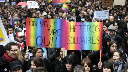 Des h&eacute;t&eacute;ros partisans du mariage des homos &eacute;taient &eacute;galement dans le cort&egrave;ge. (FRED DUFOUR / AFP)