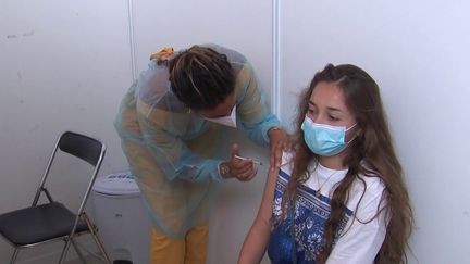 Vaccination des adolescents : des interrogations persistent dans les familles (France 3)