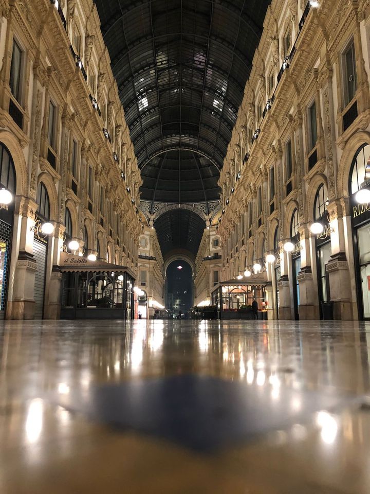 Une galerie du centre de Milan vide. "Seules les pharmacies,&nbsp;les&nbsp;magasins&nbsp;d'alimentation et&nbsp;les&nbsp;tabacs&nbsp;sont ouverts, tout le reste&nbsp;est&nbsp;fermé"&nbsp; (Bézardin)