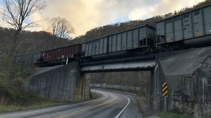 Les trains plein de charbon ont reprise du service sur la petite voie ferrée qui traverse la ville. (RADIO FRANCE / GREGORY PHILIPPS)