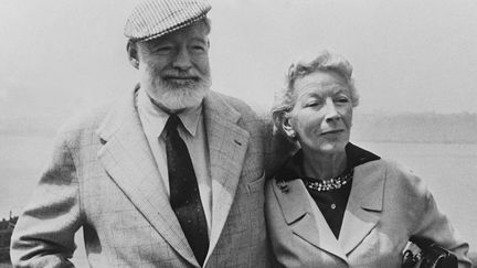 L'&eacute;crivain am&eacute;ricain Ernest Hemingway avec sa femme Mary Welsh &agrave; bord du navire transatlantique "Constitution",&nbsp;dans les ann&eacute;es 1960. (AFP)