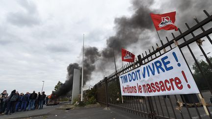 Blocage de l'usine TIM par les salariés, en 24 avril 2017, à Dunkerque (Nord). (MAXPPP)