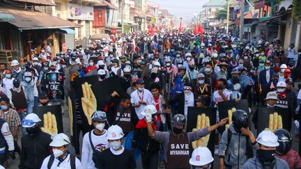 Des manifestants contre la junte militaire à Dawei, en Birmanie, le 28 février 2021, sur une photo diffusée par le média local Dawei Watch. (HANDOUT / DAWEI WATCH / AFP)