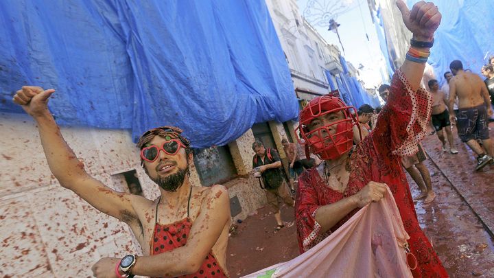 "Viva la Tomatina !", s'exclament ces deux touristes japonais. (BRUQUE MANUEL /EFE / SIPA)