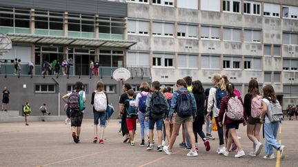 Une cour d'école primaire (illustration). (EMMA BUONCRISTIANI / MAXPPP)