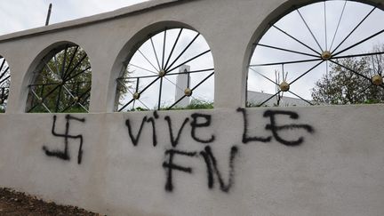 Des slogans racistes et des croix gamm&eacute;es ont &eacute;t&eacute; inscrits le 4 novembre 2013 sur les murs de deux mosqu&eacute;es de Besan&ccedil;on (Doubs). (  MAXPPP)