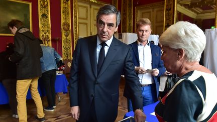 Le candidat des Républicains, François Fillon, vote à Paris, le 23 avril 2017. (CHRISTOPHE ARCHAMBAULT / AFP)