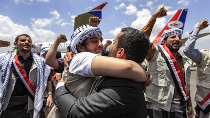 Des combattants Houthis libérés arrivent à l'aéroport de Sanaa (Yémen) le 14 avril 2023 (MOHAMMED HUWAIS / AFP)