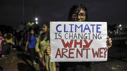 "Le climat change, pourquoi pas nous ?" demande cette pancarte aperçue à Hyderabad&nbsp;en Inde&nbsp;le 20 septembre 2019 (NOAH SEELAM / AFP)