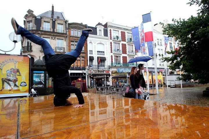 Un danseur de hip-hop sur la scène détrempée de Douai
 (MAXPPP/PHOTOPQR/LA VOIX DU NORD/SAMI BELLOUMI)