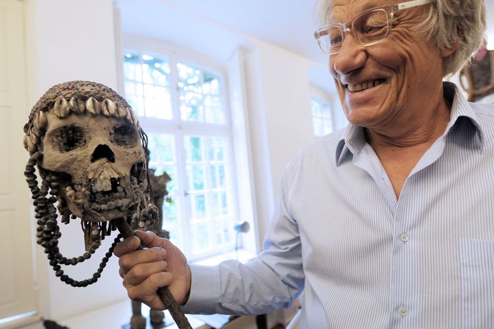 Marc Arbogast, avec un crâne de prêtre bonoko
 (Frederick Florin/AFP)