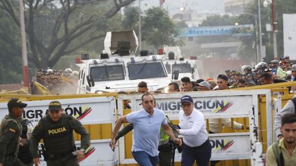 Venezuela : des camions d'aide humanitaire bloqués à la frontière