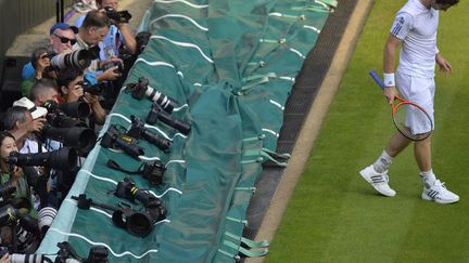 Le Britannique Andy Murray lors de sa demi finale face au Polonais&nbsp;Jerzy Janowicz au tournoi de tennis de Wimbledon &agrave; Londres (Royaume-Uni), le 5 juillet 2013. (MAXPPP)