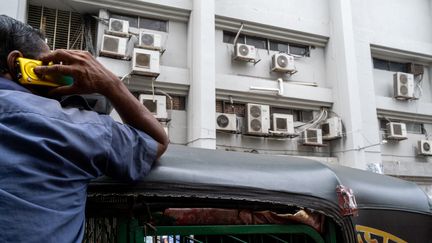 Des systèmes de climatisation installés sur un immeuble de Dacca, au Bangladesh, le 17 octobre 2021. (MARTIN BERTRAND / HANS LUCAS via AFP)