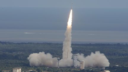 Le lancement de l'avion spatial exp&eacute;rimental IXV, mercredi 11 f&eacute;vrier 2015,&nbsp;depuis Kourou, en Guyane.&nbsp; (STEPHANE CORVAJA / ESA / AFP)