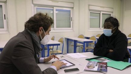 Les épreuves du bac, qui étaient prévues en mars, auront lieu à la mi-mai. Les élèves d'un professeur de Drancy, en Seine-Saint-Denis, ont presque tous obtenu la moyenne au bac blanc.&nbsp; (FRANCE 2)