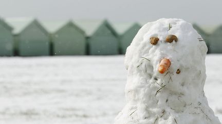 Un bonhomme de neige pr&egrave;s de la plage de Brighton (Royaume-Uni), le 12 mars 2013. ( LUKE MACGREGOR / REUTERS )