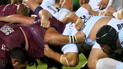 Une mêlée lors de la rencontre de l'Union Bordeaux-Bègles contre le Racing 92, au stade Chaban-Delmas à Bordeaux, le 20 août 2016. (ROMAIN PERROCHEAU / GETTY IMAGES EUROPE)