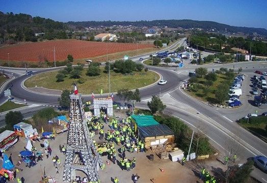 Vue du rond-point à la sortie du péage de Cannet-des-Maures (Var).&nbsp; ("GILETS JAUNES COEUR DE VAR")