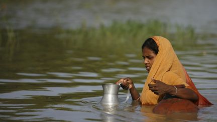 Une femme dans les inondations au Bangladesh en 2008&nbsp; (? ANDREW BIRAJ / REUTERS / X02521)