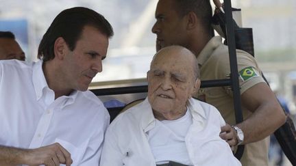 Légende : Brazilian architect Oscar Niemeyer, 104, visits the Sambadrome, in Rio de Janeiro, Brazil, Wednesday Feb. 8, 2012. The Sambadrome was designed by Niemeyer. Brazil&#039;s Carnival is scheduled from Feb. 17 to 21. (AP Photo/Silvia Izquierdo)/NYOTK/120208117032/1202082020
 (Silvia Izquierdo/NBC/AP/SIPA)