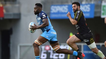 Fulgence Ouedraogo, à gauche, lors d'un match de Top 14 face à La Rochelle, le 8 mai 2021. (SYLVAIN THOMAS / AFP)