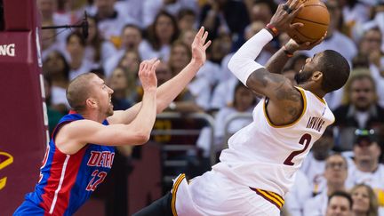 Kyrie Irving dans une position acrobatique face à Steve Blake (JASON MILLER / GETTY IMAGES NORTH AMERICA)