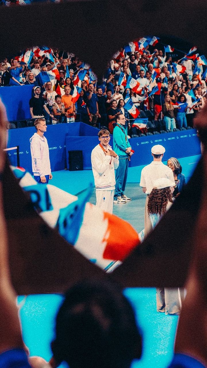 La médaille d'Alex Portal en paranatation immortalisée par Odieux Boby. (ODIEUX BOBY / INSTAGRAM)