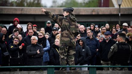 Les gendarmes briefent des volontaires avant de reprendre les recherches pour retrouver une jeune femme disparue, le 22 avril 2023, à Dammartin-en-Goële (Seine-et-Marne). (JULIEN DE ROSA / AFP)