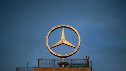 Le logo de Mercedes, marque du groupe automobile Daimler, à Stuttgart (Allemagne), le 18 novembre 2019. (MARIJAN MURAT / DPA / AFP)