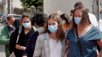 Clientes masquées sur le marché de Lesneven, dans le Finistère, le 20 juillet 2020 (VINCENT MOUCHEL / MAXPPP)