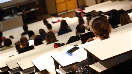 Des étudiants dans&nbsp;l'amphithéâtre d'une université de Paris, le 14 mars 2018. (MAXPPP)