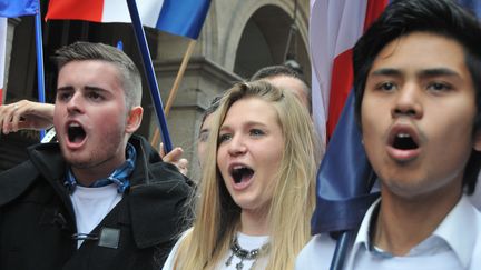 Des militants du FNJ chantent &agrave; l'occasion du d&eacute;fil&eacute; annuel du Front national, jeudi 1er mai 2014, &agrave; Paris. (CITIZENSIDE / YANN KORBI / AFP)