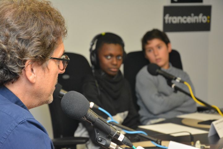 Jérôme Colombain a répondu à des questions d'enfants, lors d'un atelier franceinfo junior à la la Maison de la Radio. (Jean-Christophe Bourdillat / franceinfo)