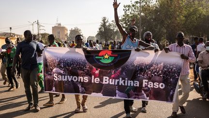 Des manifestans portent une banderole "Sauvons le Burkina Faso" à Ouagadougou, le 27 novembre 2021. (OLYMPIA DE MAISMONT / AFP)